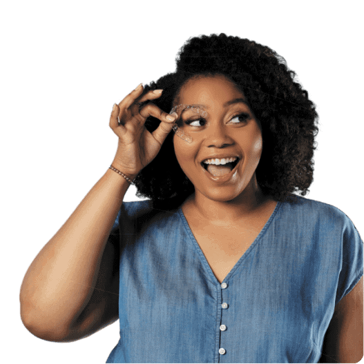 Eine Frau mit lockigem Haar und blauem Hemd blickt ihr in die Augen.