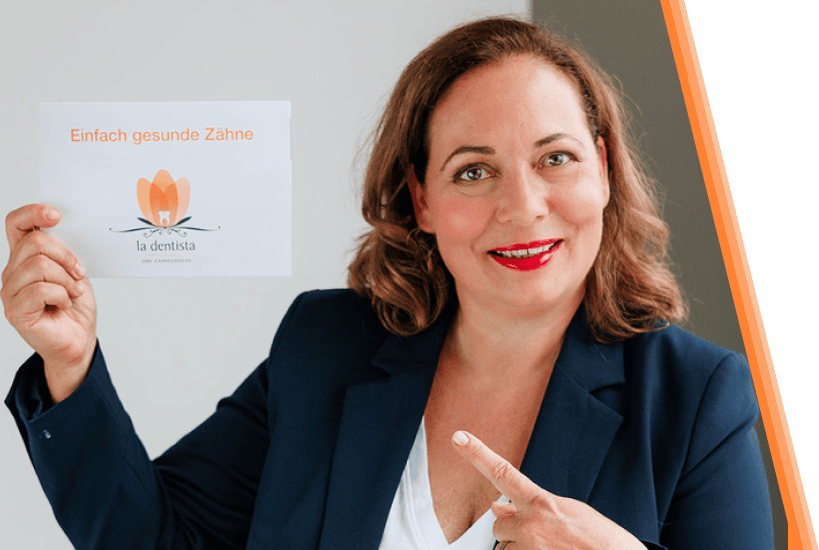 Eine Frau hält ein Schild mit der Aufschrift „Bearbeiten Ihres Geschäftsplans“ hoch.