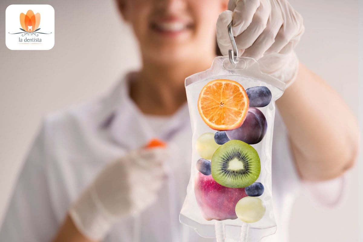 Eine Frau im weißen Laborkittel hält einen Infusionsbeutel mit Früchten.