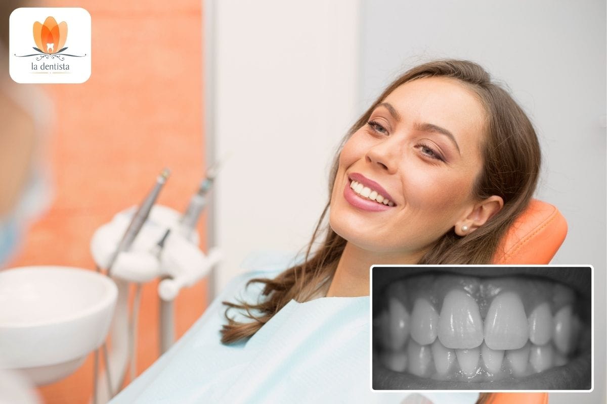 Eine Frau lächelt, während sie auf einem Zahnarztstuhl sitzt.